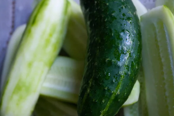 Een Close Van Verse Groene Komkommers Een Tafel — Stockfoto