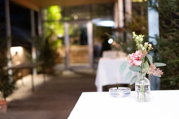 Foco Superficial Cinzeiro Flores Vaso Vidro Uma Mesa Branca Uma — Fotografia de Stock