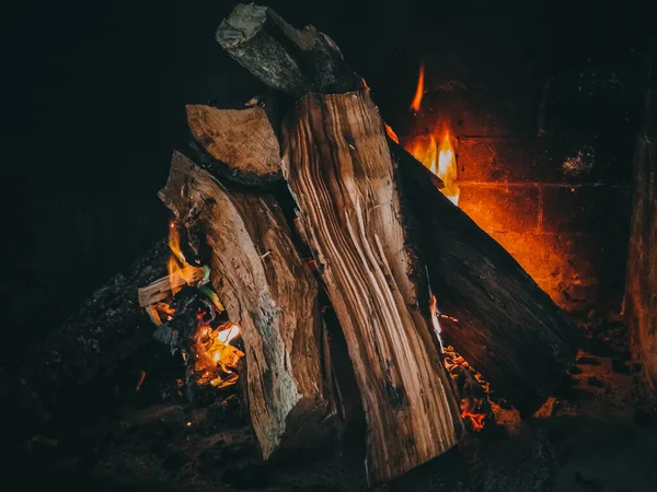 Gros Plan Morceaux Bois Brûlant Dans Cheminée — Photo