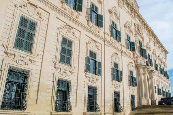 バルレッタ マルタ 2021年1月7日 バレッタのオーベルジュ カスティーユのファサードは 聖ヨハネ騎士団によってバロック様式で建てられ 現在はマルタ首相府として使用されています — ストック写真