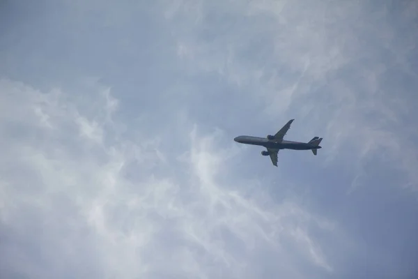 Низкоугольный Снимок Самолета Летящего Небе Москвы — стоковое фото