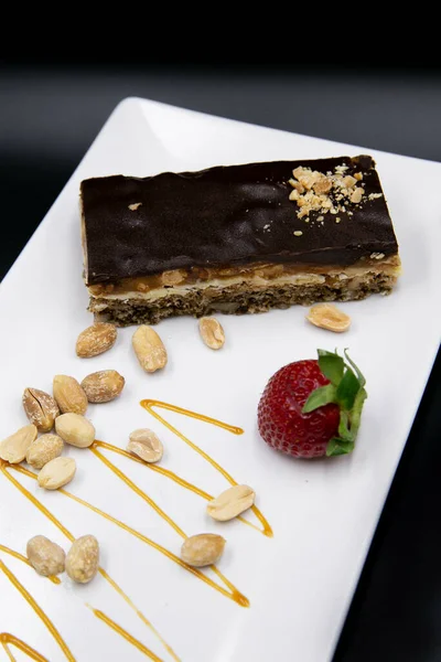 Una Vista Superior Pieza Pastel Chocolate Plato Blanco Con Cacahuetes — Foto de Stock