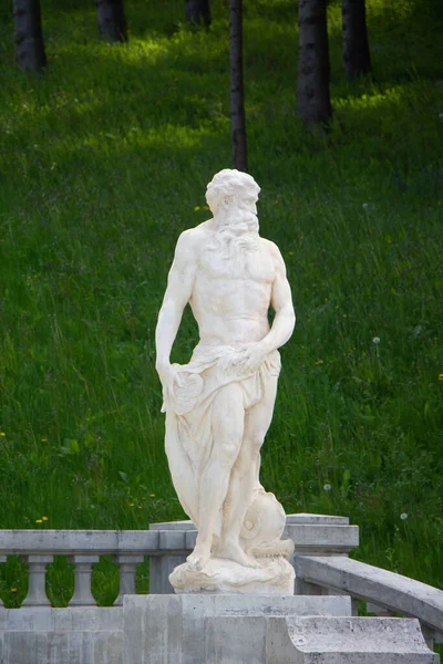 Een Verticale Opname Van Een Witte Sculptuur Bij Trap Peterhof — Stockfoto