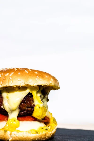 Вертикальный Снимок Свежего Вкусного Чизбургера Расплавленным Сыром Белом Фоне — стоковое фото