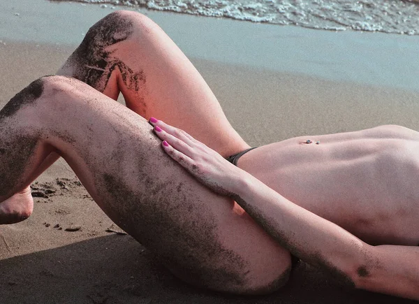 海に囲まれたビーチに横たわっているビキニの女性の閉鎖 — ストック写真