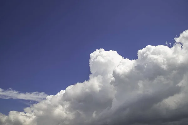 Sebuah Gambar Sudut Rendah Dari Awan Kapas Putih Dengan Langit — Stok Foto