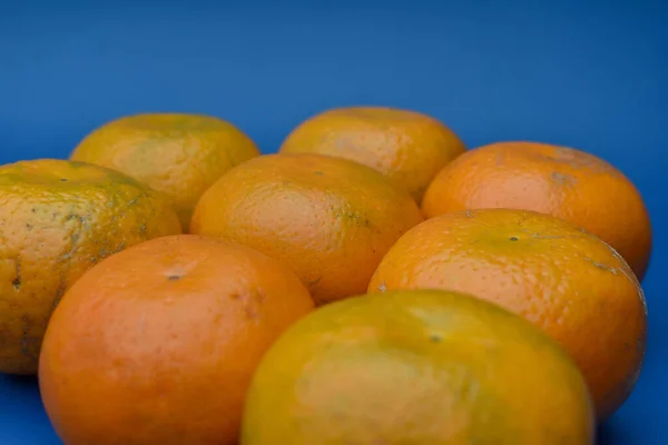 Eine Nahaufnahme Von Mandarinen Auf Blauem Hintergrund — Stockfoto