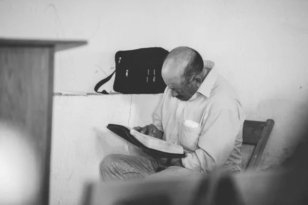 Zacatecas Mexico Kwi 2018 Szare Ujęcie Starego Mężczyzny Czytającego Świętą — Zdjęcie stockowe