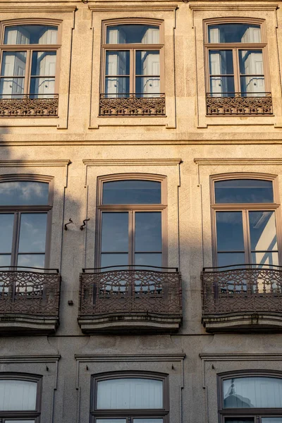 Parede Edifício Pedra Com Janelas Reflexos Neles — Fotografia de Stock