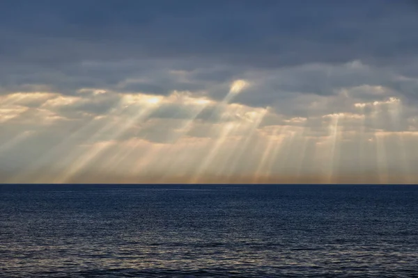 海岸の厚い雲に見られる日差しの空中風景 — ストック写真