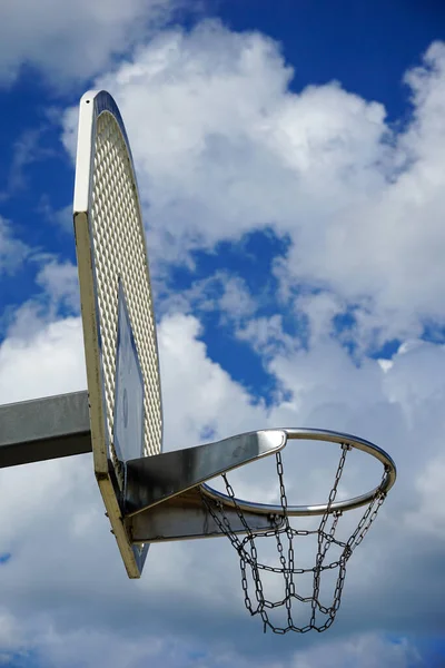 Eine Vertikale Aufnahme Eines Silbernen Basketballnetzes Mit Dem Himmel Hintergrund — Stockfoto