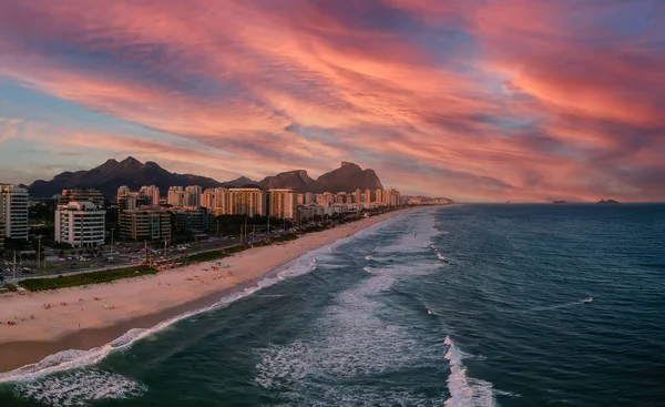 日没時のバラ ティジュカビーチの空中ビュー 金色の光 ブラジルのリオデジャネイロ — ストック写真