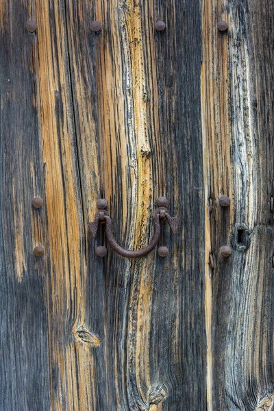 Porta Madeira Velha Com Alça Porta Metal Envelhecido Arquitetura Texturizado — Fotografia de Stock