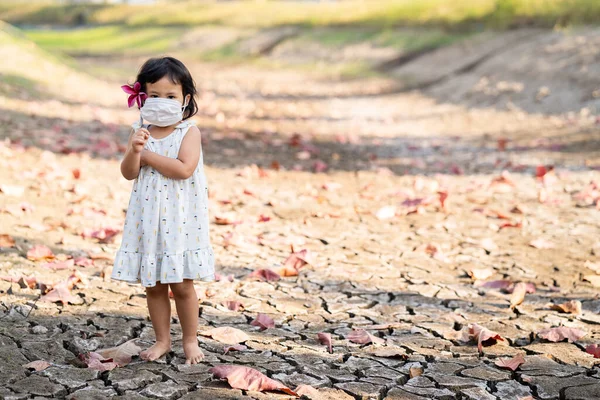 Ein Südostasiatisches Mädchen Trägt Park Eine Gesichtsmaske — Stockfoto