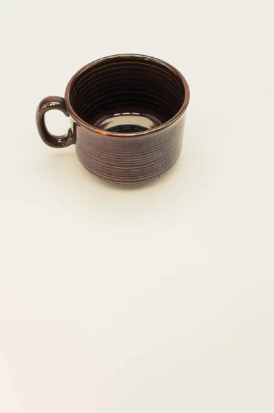 Ένα Κοντινό Πλάνο Ενός Καφέ Λαμπερό Κεραμικό Κύπελλο Απομονώνονται Λευκό — Φωτογραφία Αρχείου
