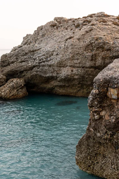 Etrafı Gün Işığında Denizle Çevrili Kayalıkların Dikey Görüntüsü Duvar Kağıtları — Stok fotoğraf
