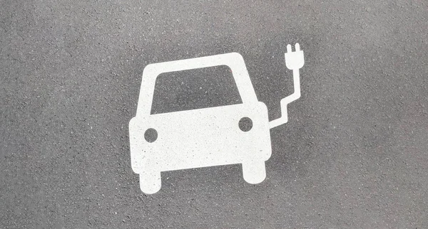 Ένα Ηλεκτρικό Αυτοκίνητο Σύμβολο Φόρτισης Στο Φόντο Γκρι Άσφαλτο — Φωτογραφία Αρχείου