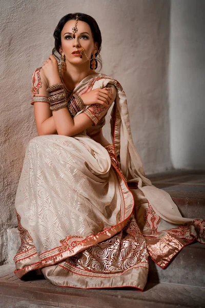 一名白种人妇女 身穿印度民族服装 头戴沙里和珠宝 头戴穿孔 — 图库照片