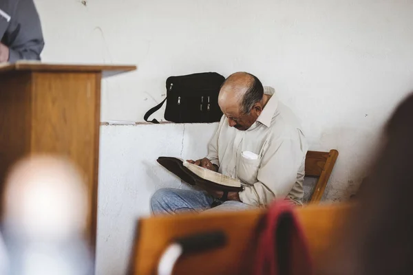 Zacatecas Mexique Avril 2018 Vieil Homme Lisant Sainte Bible Dans — Photo
