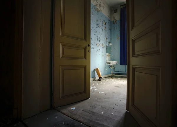 Una Vista Una Habitación Abandonada Con Una Pared Azul Lavabo — Foto de Stock