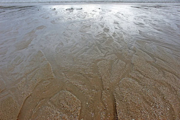 Vista Baixo Ângulo Canais Ondulados Água Areia Praia Direção Águas — Fotografia de Stock