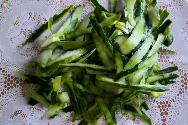 Closeup Cascas Pepino Verdes Frescas Uma Mesa — Fotografia de Stock