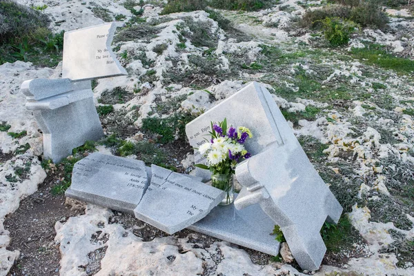 Mellieha Malta 2021年1月4日 马耳他梅利哈的悬崖上被破坏的大理石长椅 这条长椅是她丈夫为纪念已故的妻子而竖起的 — 图库照片
