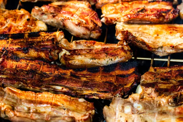 Крупный План Разнообразного Вкусного Мяса Гриле Приготовленного Древесном Угле — стоковое фото