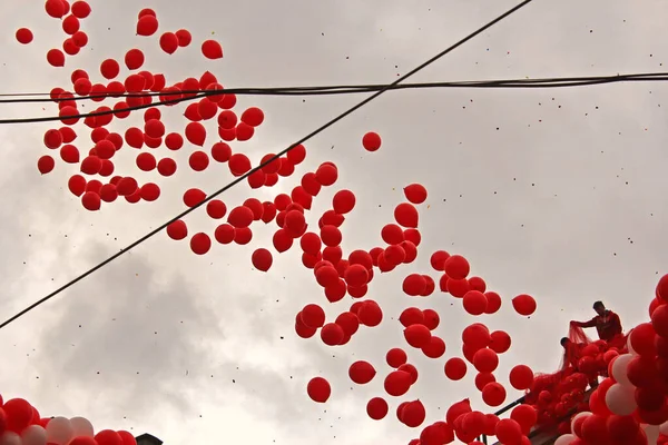 Niski Kąt Ujęcia Wielu Czerwonych Balonów Uwalnianych Powietrza — Zdjęcie stockowe