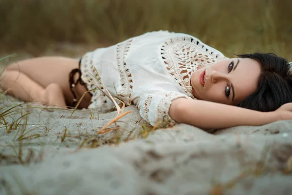 Una Donna Caucasica Sexy Che Indossa Top Bianco Sdraiato Sul — Foto Stock
