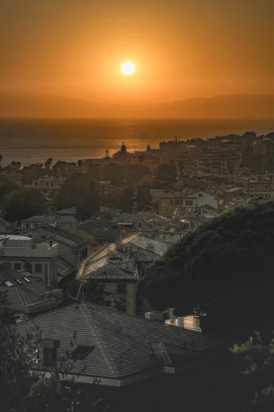 Tiro Vertical Pôr Sol Dourado Sobre Uma Cidade Costeira — Fotografia de Stock