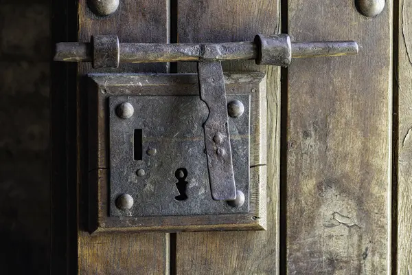 Zbliżenie Ujęcia Zardzewiałego Metalowego Zamka Drewnianych Drzwiach — Zdjęcie stockowe