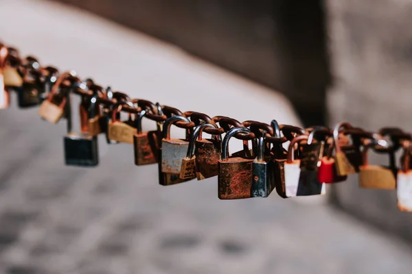 Een Close Shot Van Hangsloten Een Decoratieve Ketting — Stockfoto