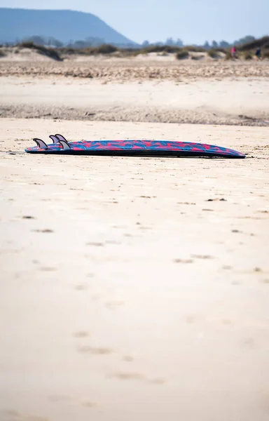海岸沿いの砂浜のカラフルなサーフボード — ストック写真