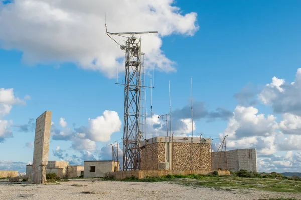 Mellieha Malta 2021 Estación Radar Torre Metal Borde Acantilado Campo — Foto de Stock