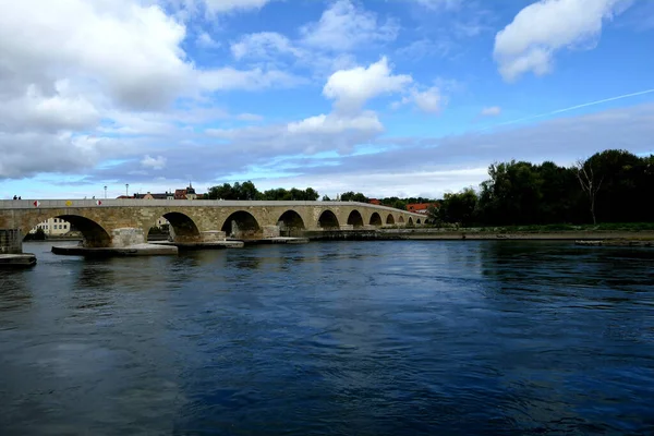 Photo Montre Célèbre Pont Steinerne Bruecke Ratisbonne Bavière Allemagne — Photo