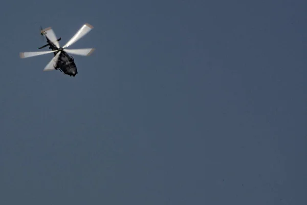 Low Angle Shot Helicopter Flying Blue Sky Sunlight — Stock Photo, Image