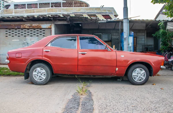 Viejo Coche Rojo Oxidado Ford Está Estacionado Lado Carretera — Foto de Stock
