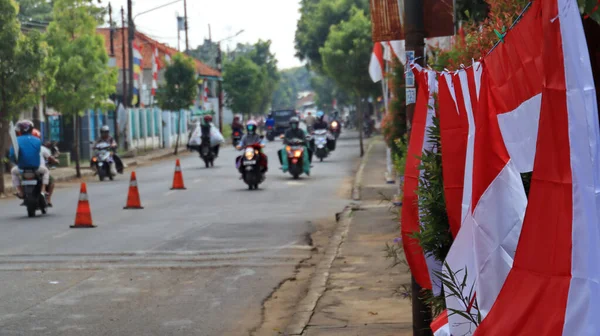 Trafiğin Bulanık Arka Planında Sokakta Asılı Kırmızı Beyaz Bayrakların Yakın — Stok fotoğraf