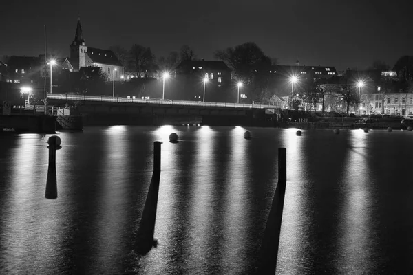 Grayscale Záběr Starého Města Essen Kettwig Německu Noci Odrazem Světla — Stock fotografie