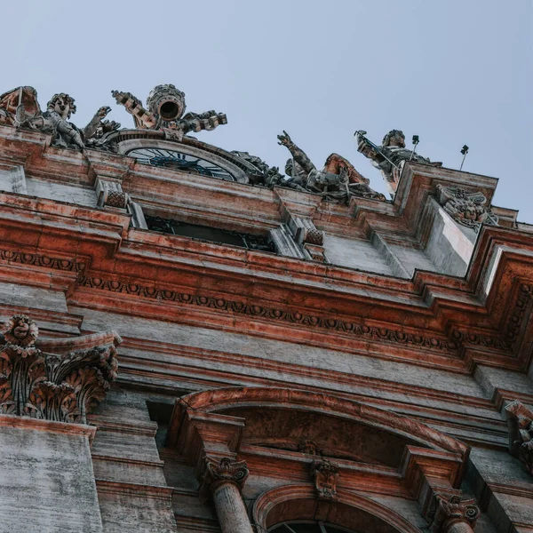 Plano Bajo Ángulo Los Detalles Estatua Basílica San Pedro Ciudad — Foto de Stock