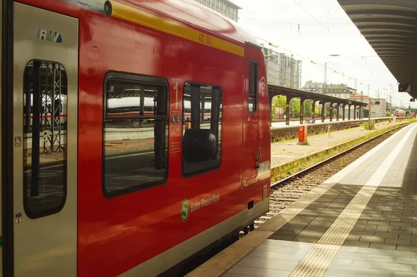法兰克福 法兰克福 2021年8月20日 法兰克福中央车站的一条S Bahn在月台上准备出发 有倒影的阳光背光 — 图库照片
