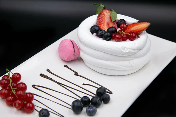 Ένα Κεκάκι Φρούτα Ένα Ροζ Μπισκότο Και Μούρα Λευκό Πιάτο — Φωτογραφία Αρχείου