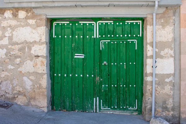 Close Velhos Portões Madeira Pintados Verde Parede Pedra — Fotografia de Stock