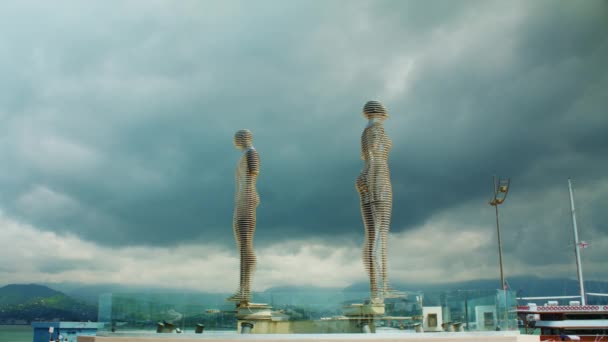 Batumi Georgia Tamar Kvesitadze的雕塑阿里和尼诺 — 图库视频影像