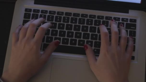 Γυναικεία Δακτυλογράφηση Δακτύλων Στο Πληκτρολόγιο Laptop Κοντινή Προβολή — Αρχείο Βίντεο