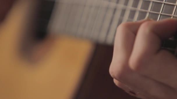 Primer Plano Una Mano Sosteniendo Piano Madera — Vídeo de stock