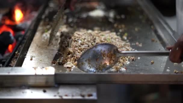Zbliżenie Człowieka Gotowanie Mięsa Kuchni — Wideo stockowe