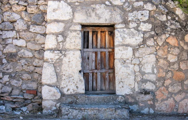 Uma Fachada Edifício Pedra Velho Com Uma Porta Madeira — Fotografia de Stock