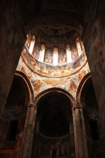 Una Toma Ángulo Bajo Mezquita Azul Adornado Decoración Techo Cúpula —  Fotos de Stock